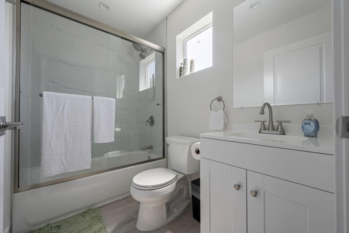 Prime New Beautiful In Apartment *